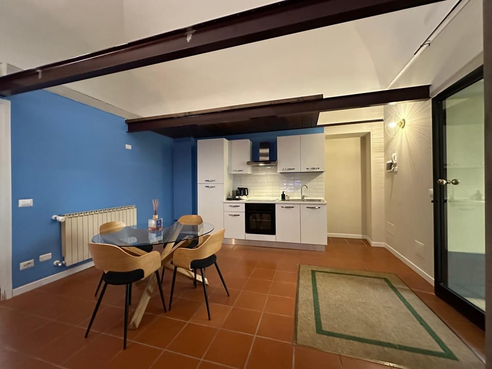 Kitchen or kitchenette, Dining area, oven