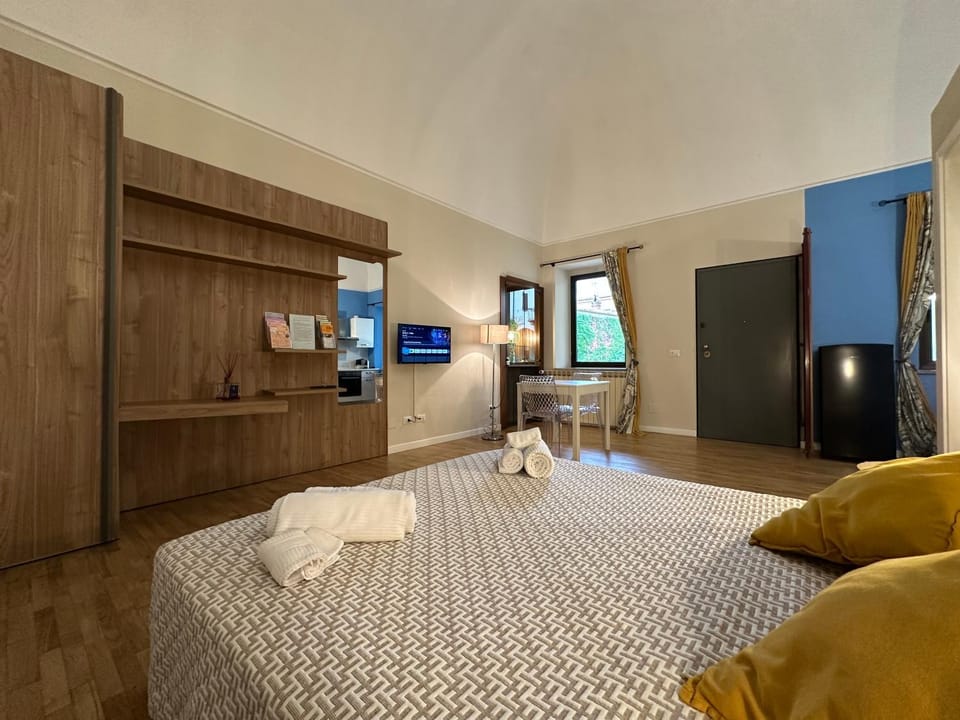 Photo of the whole room, Bedroom