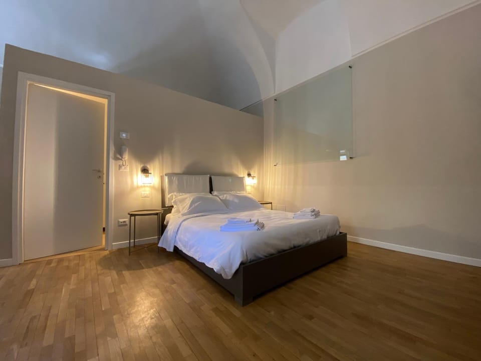 Bed, towels
