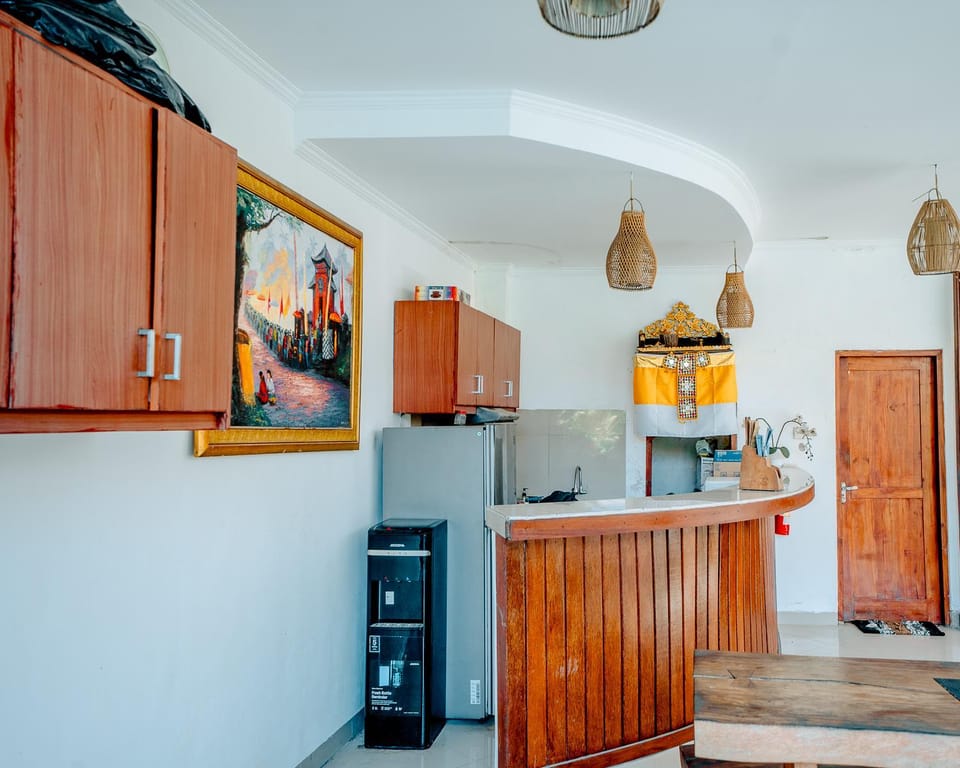 Kitchen or kitchenette, minibar