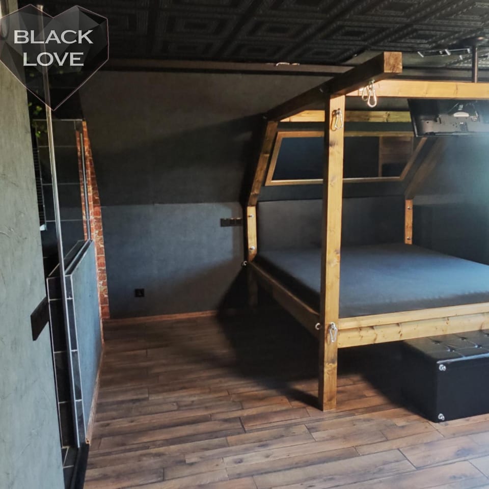 Bed, TV and multimedia, Living room