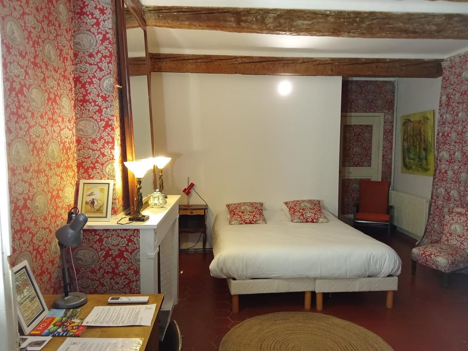 Bed, Photo of the whole room, Bedroom, fireplace