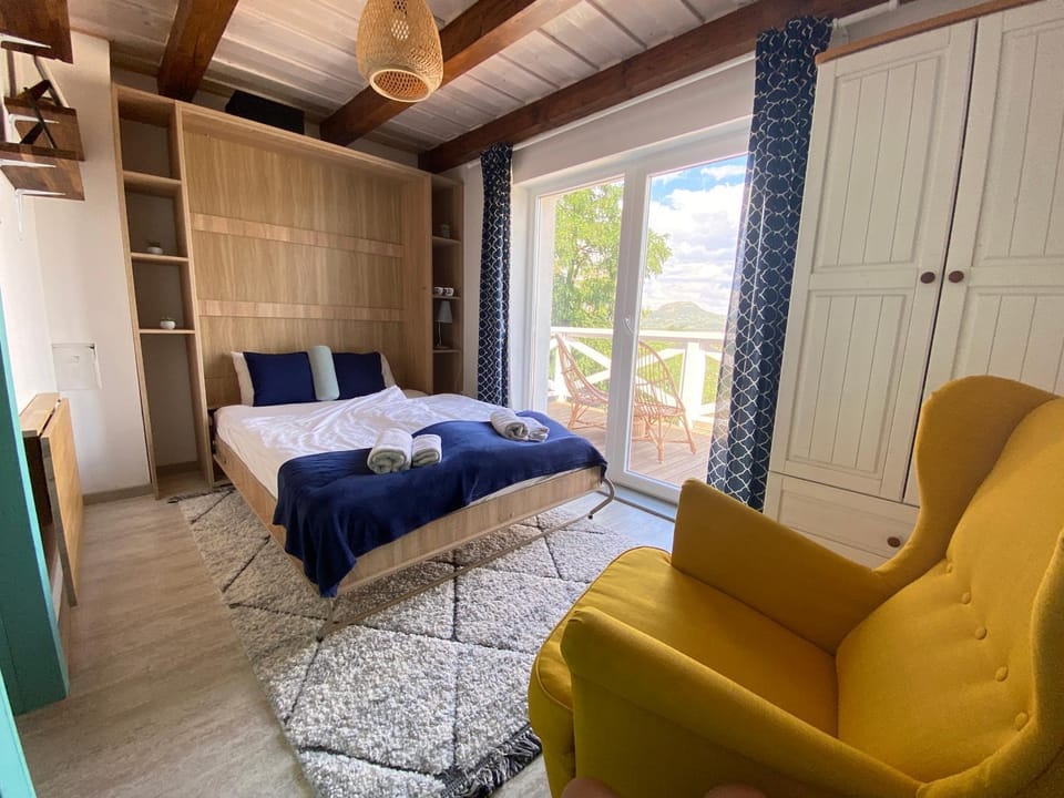 Bed, Living room