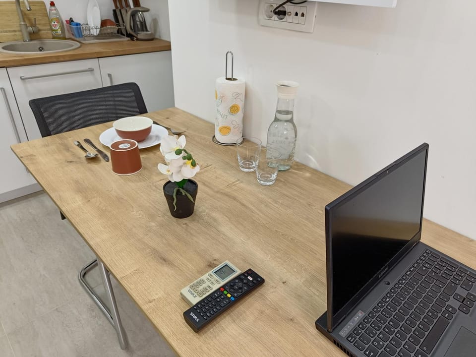 TV and multimedia, Coffee/tea facilities, Kitchen or kitchenette, Food and drinks, Dining area, Food, Drinks, hair dresser