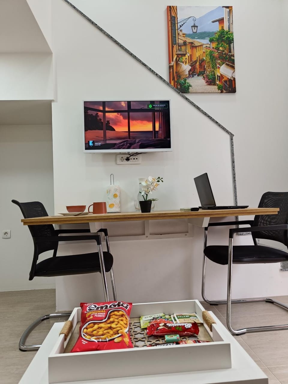 TV and multimedia, Living room, Food and drinks, Seating area, Dining area, Food