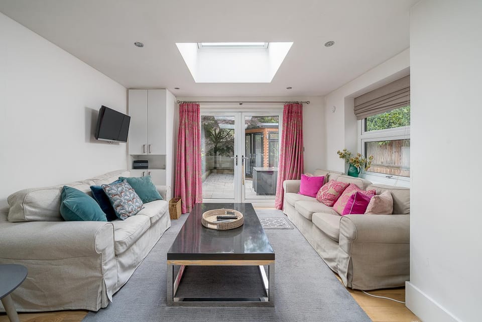 Communal lounge/ TV room, TV and multimedia, Living room, Seating area, Evening entertainment