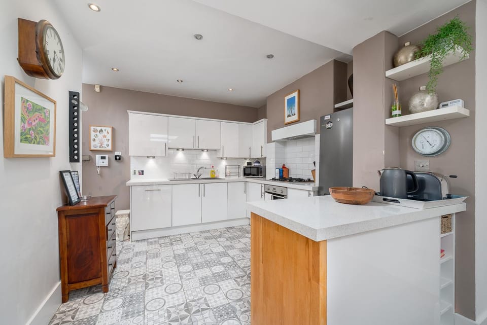 Coffee/tea facilities, Kitchen or kitchenette, dishwasher, oven, stove, toaster