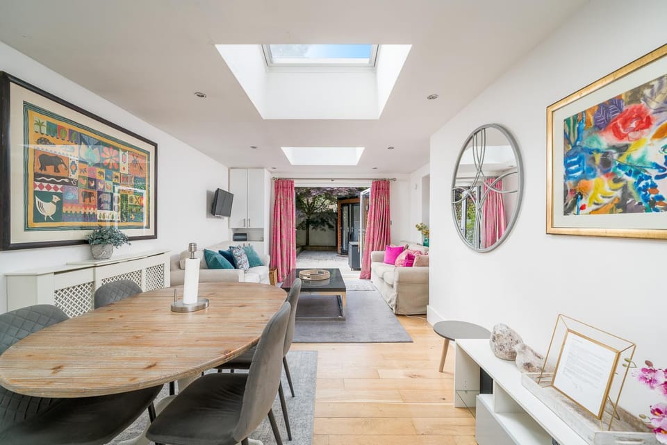 TV and multimedia, Kitchen or kitchenette, Living room, Seating area, Dining area