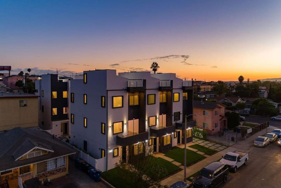 Luxury Modern 4 Bedroom 3 Bathroom Home with Rooftop Deck #1 Villa in San Fernando Valley
