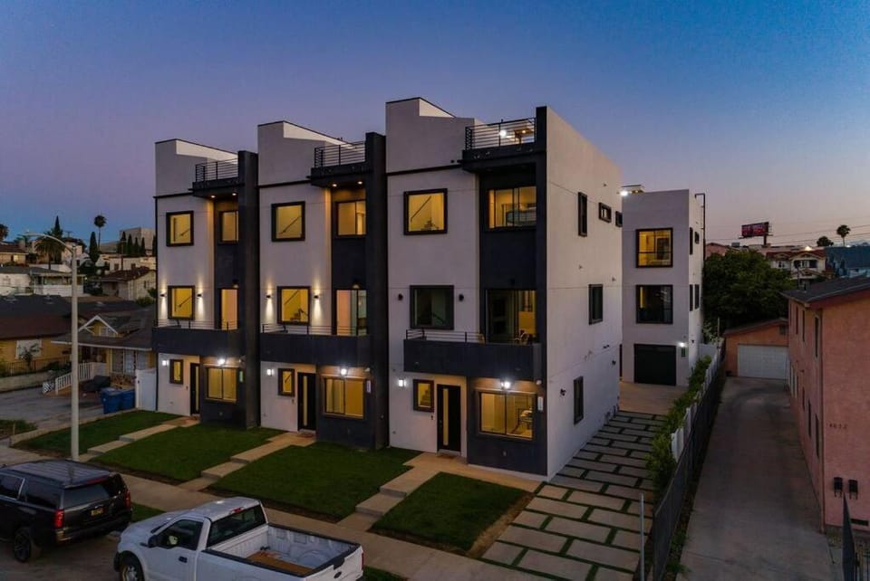 Luxury Modern 4 Bedroom 3 Bathroom Home with Rooftop Deck #1 Villa in San Fernando Valley