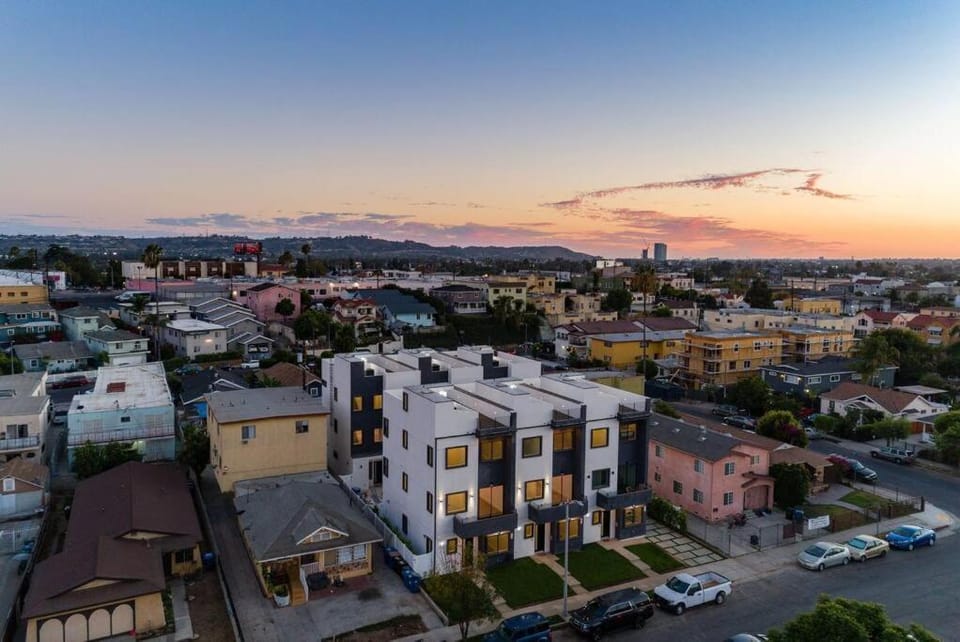 Luxury Modern 4 Bedroom 3 Bathroom Home with Rooftop Deck #1 Villa in San Fernando Valley