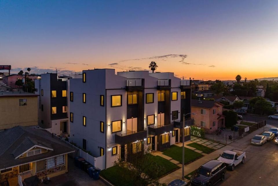 Luxury Modern 4 Bedroom 3 Bathroom Home with Rooftop Deck #2 Villa in San Fernando Valley