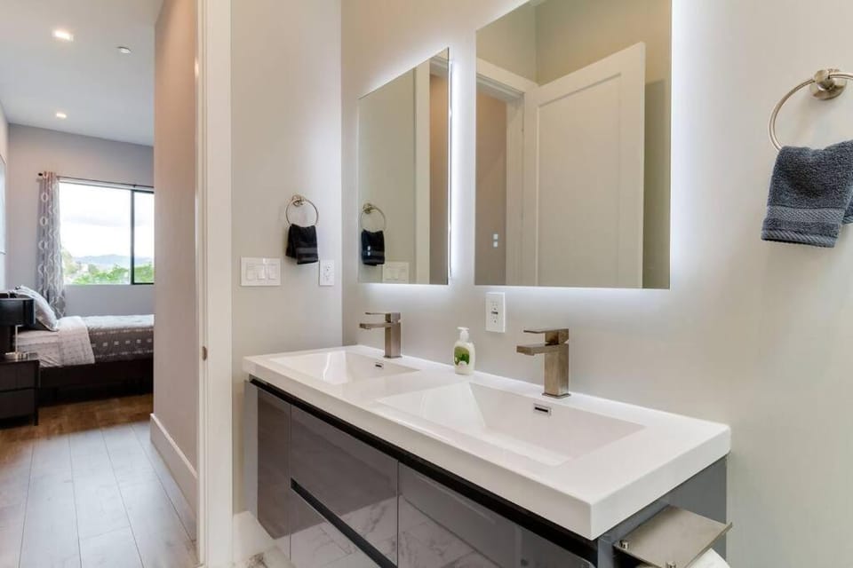 Luxury Modern 4 Bedroom 3 Bathroom Home with Rooftop Deck #2 Villa in San Fernando Valley
