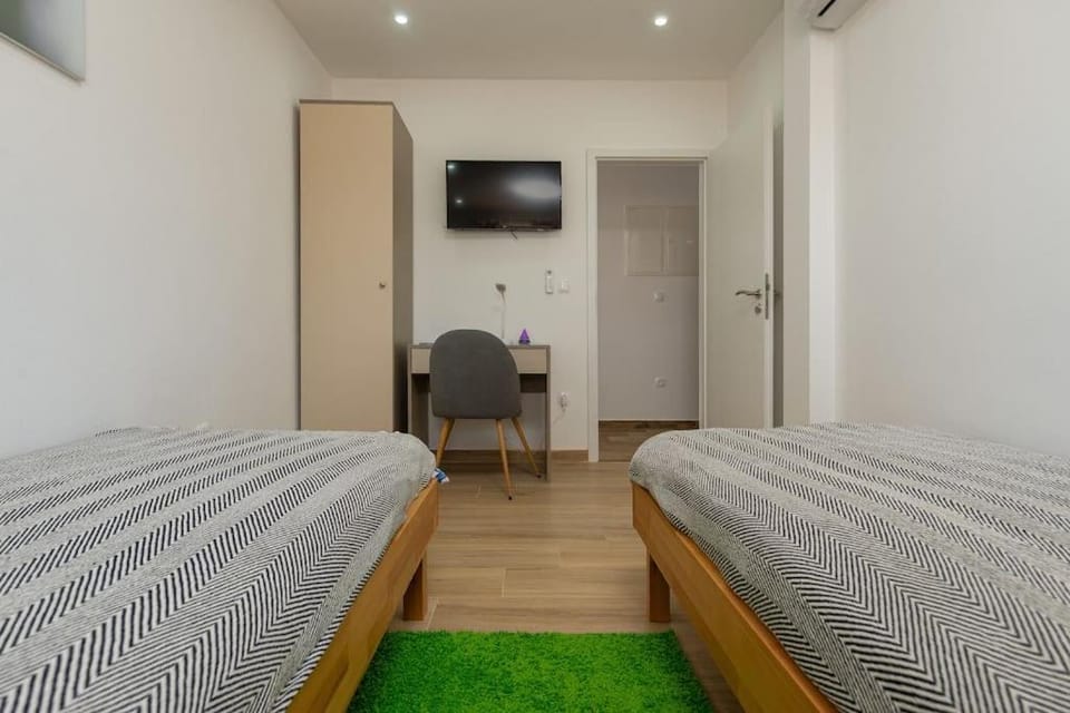 Bed, TV and multimedia, Bedroom