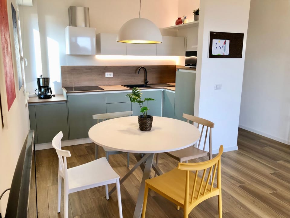 Kitchen or kitchenette, Dining area