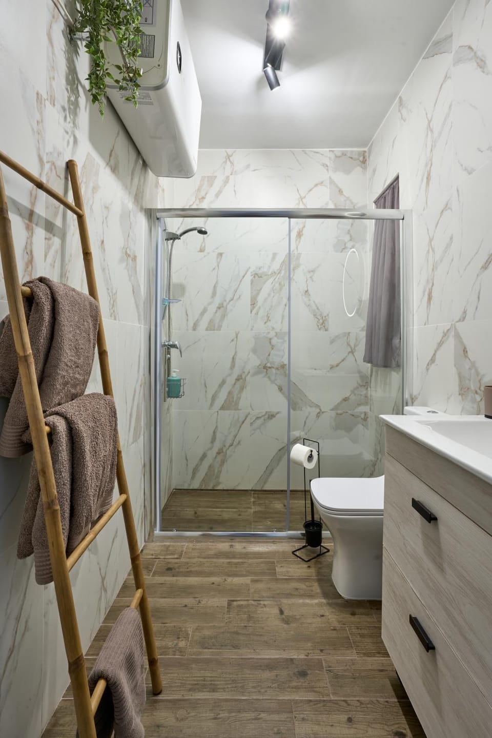 Shower, Toilet, Bathroom, towels
