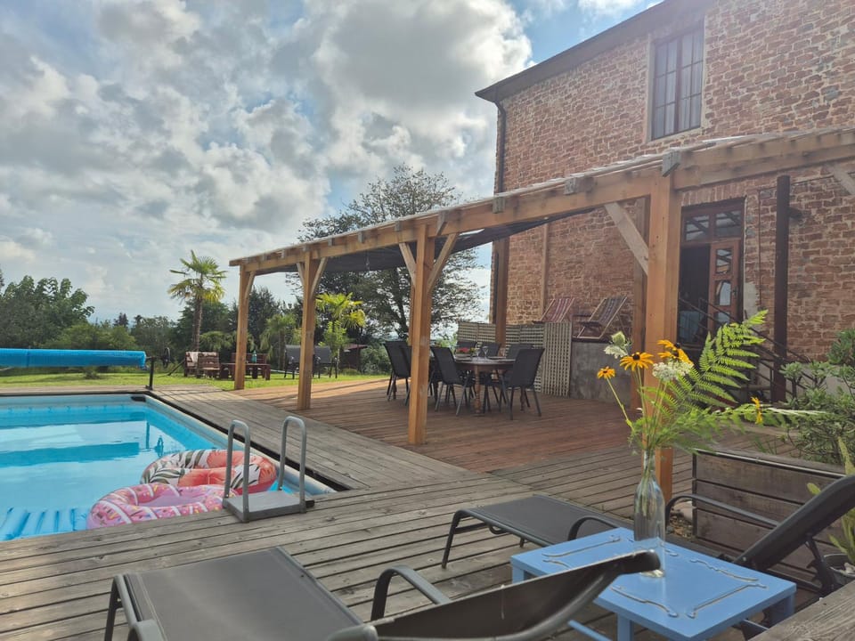 Dining area, Swimming pool, sunbed