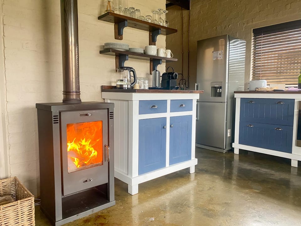 Coffee/tea facilities, Kitchen or kitchenette, Living room, fireplace, kitchen
