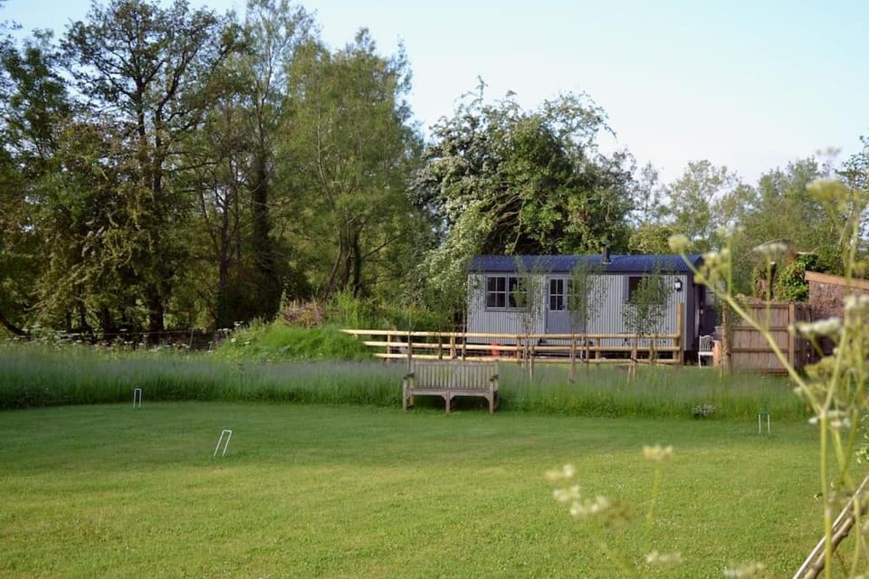 Large Luxury Shepherds Hut with Hot Tub nr Bath Chalet in England