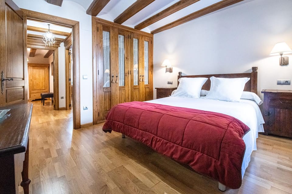 Bed, TV and multimedia, Bedroom, towels, wardrobe