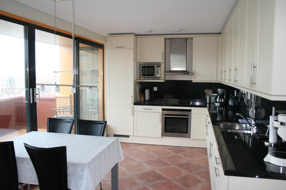 Restaurant/places to eat, Kitchen or kitchenette