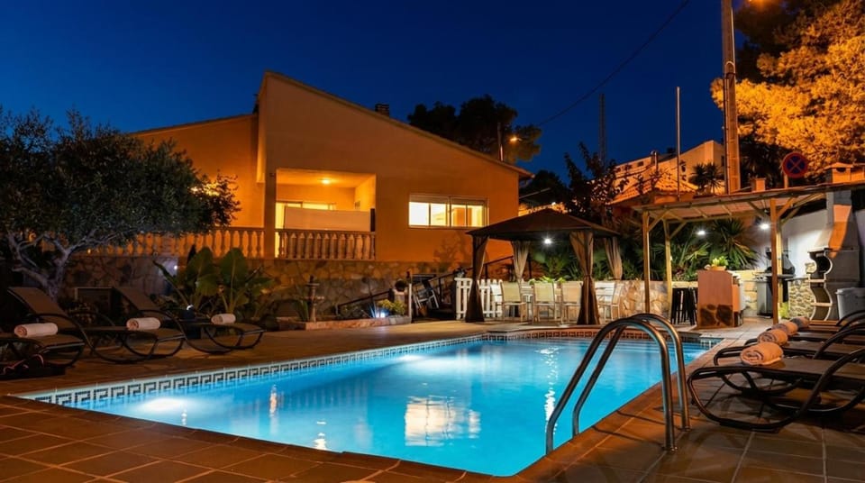 Villa Luna Sitges 15 minutes drive from Sitges Swimming pool XXL 16 people High Comodity for big groups Villa in Garraf