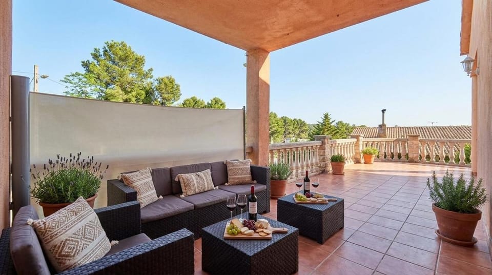 Villa Luna Sitges 15 minutes drive from Sitges Swimming pool XXL 16 people High Comodity for big groups Villa in Garraf