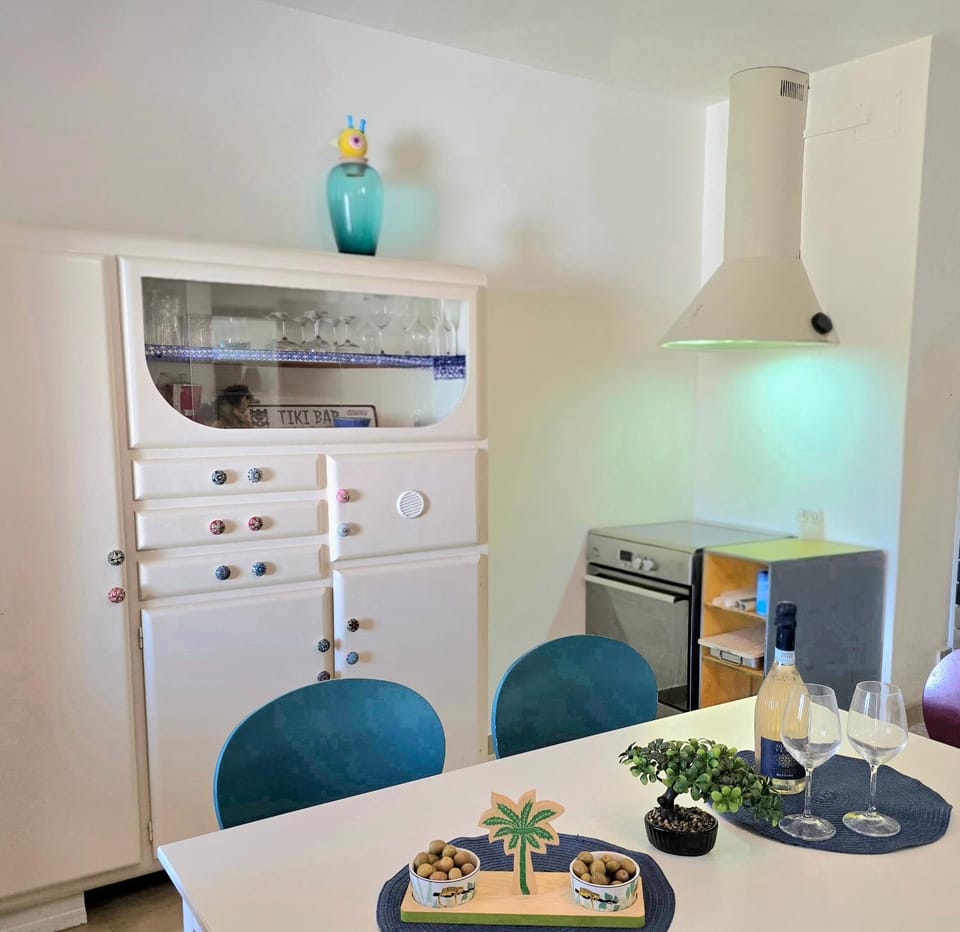 Kitchen or kitchenette, Dining area, Food, oven, stove