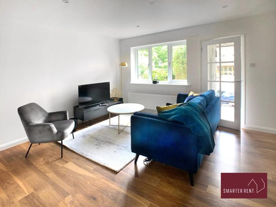 Guildford - 2 Bedroom House - Parking House in Guildford