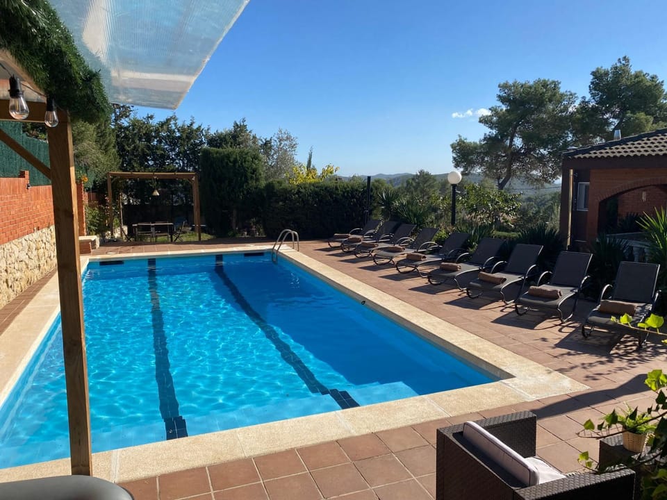 Swimming pool, sunbed