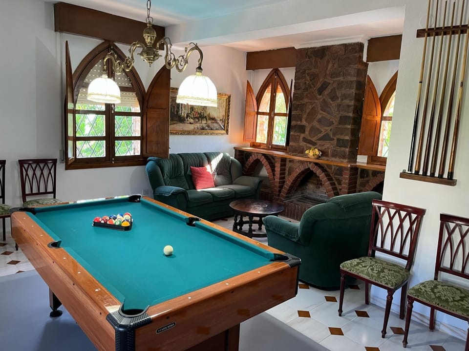 Billiard, Game Room, Lounge or bar, flat iron