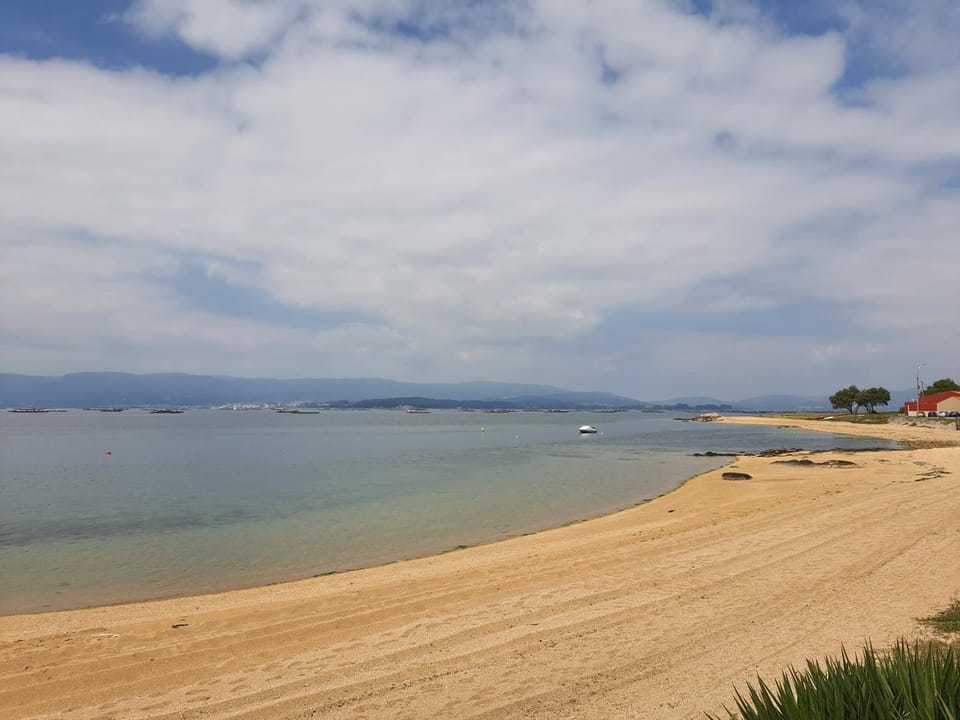 Apartamento a pie de playa en As Sinas. Apartment in O Salnés