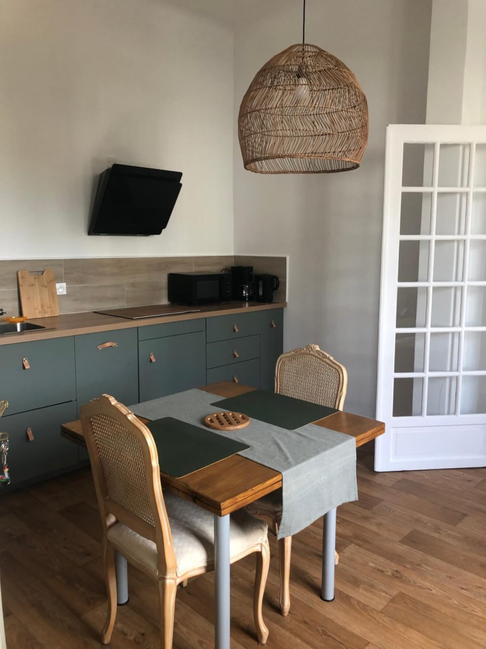 Kitchen or kitchenette, Seating area