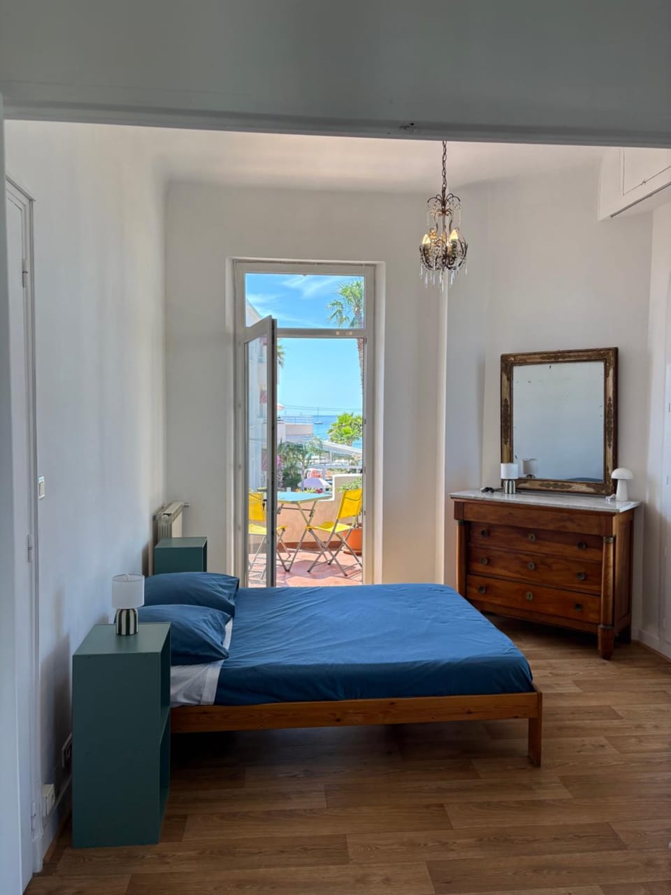 Bed, Photo of the whole room