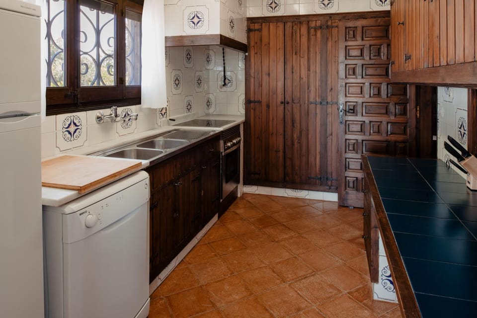 Kitchen or kitchenette, dishwasher, stove
