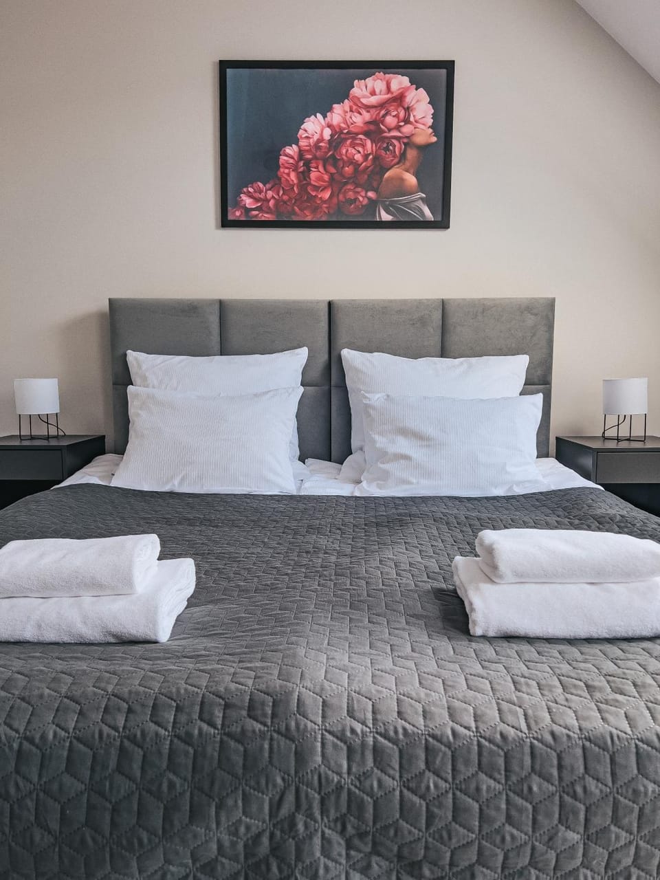 Bed, Photo of the whole room, Bedroom, towels