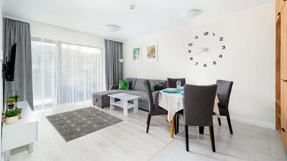 TV and multimedia, Living room, Seating area, Dining area