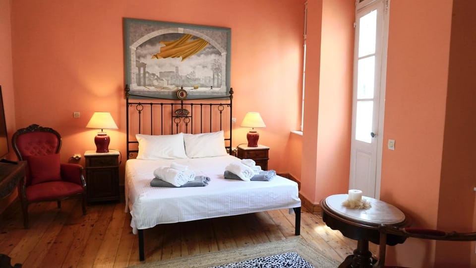 Bed, Living room, Photo of the whole room, Seating area, Bedroom