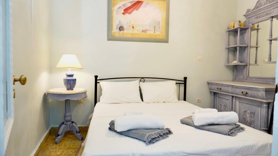 Bed, Photo of the whole room, towels, air conditioner, air conditioner