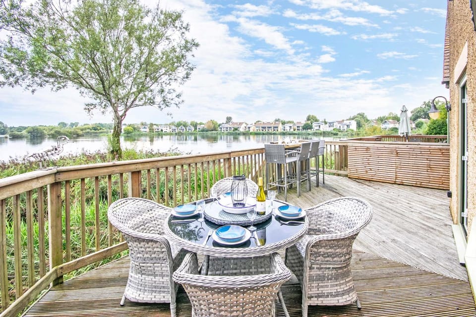 View (from property/room), Balcony/Terrace, Lake view