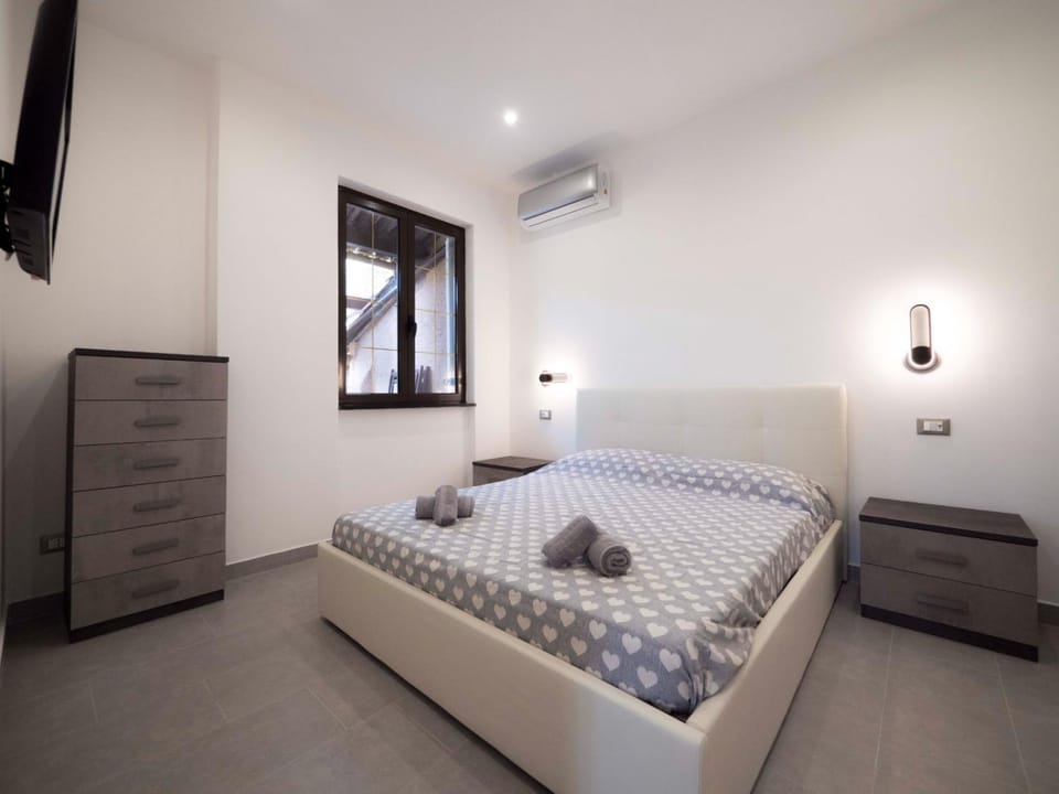 Bed, TV and multimedia, air conditioner