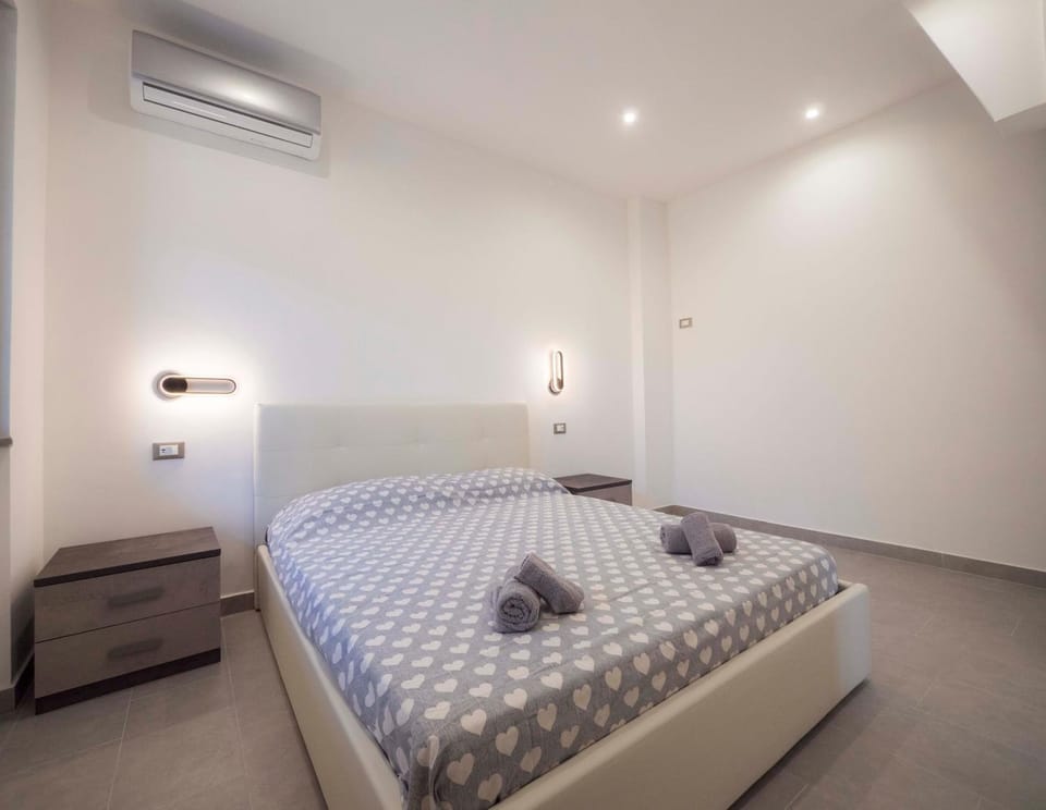 Bed, Photo of the whole room, Bedroom, towels, air conditioner