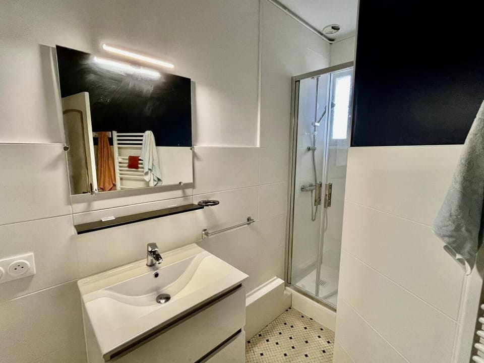 Shower, Bathroom, towels