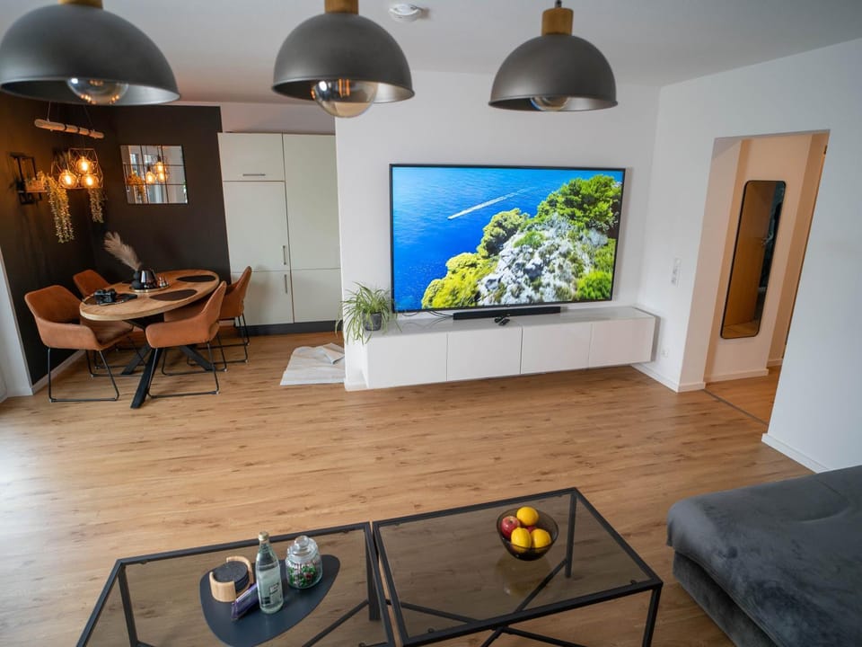 TV and multimedia, Living room, Seating area, Evening entertainment