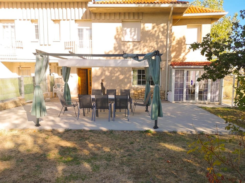 Agradable casa con jardín: Casasola House in Segovia