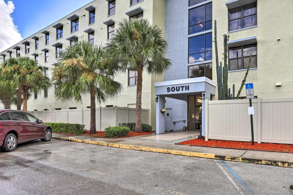 Convenient Clearwater Condo < 4 Mi to Beach! House in Florida