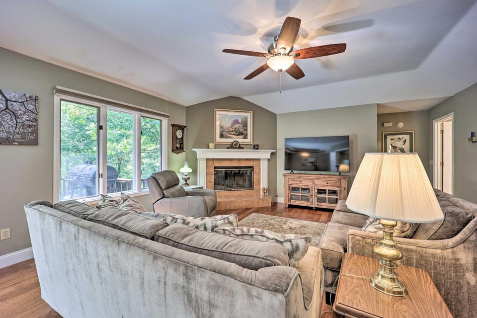 Lakefront Getaway with Private Dock and Kayaks! House in Bella Vista