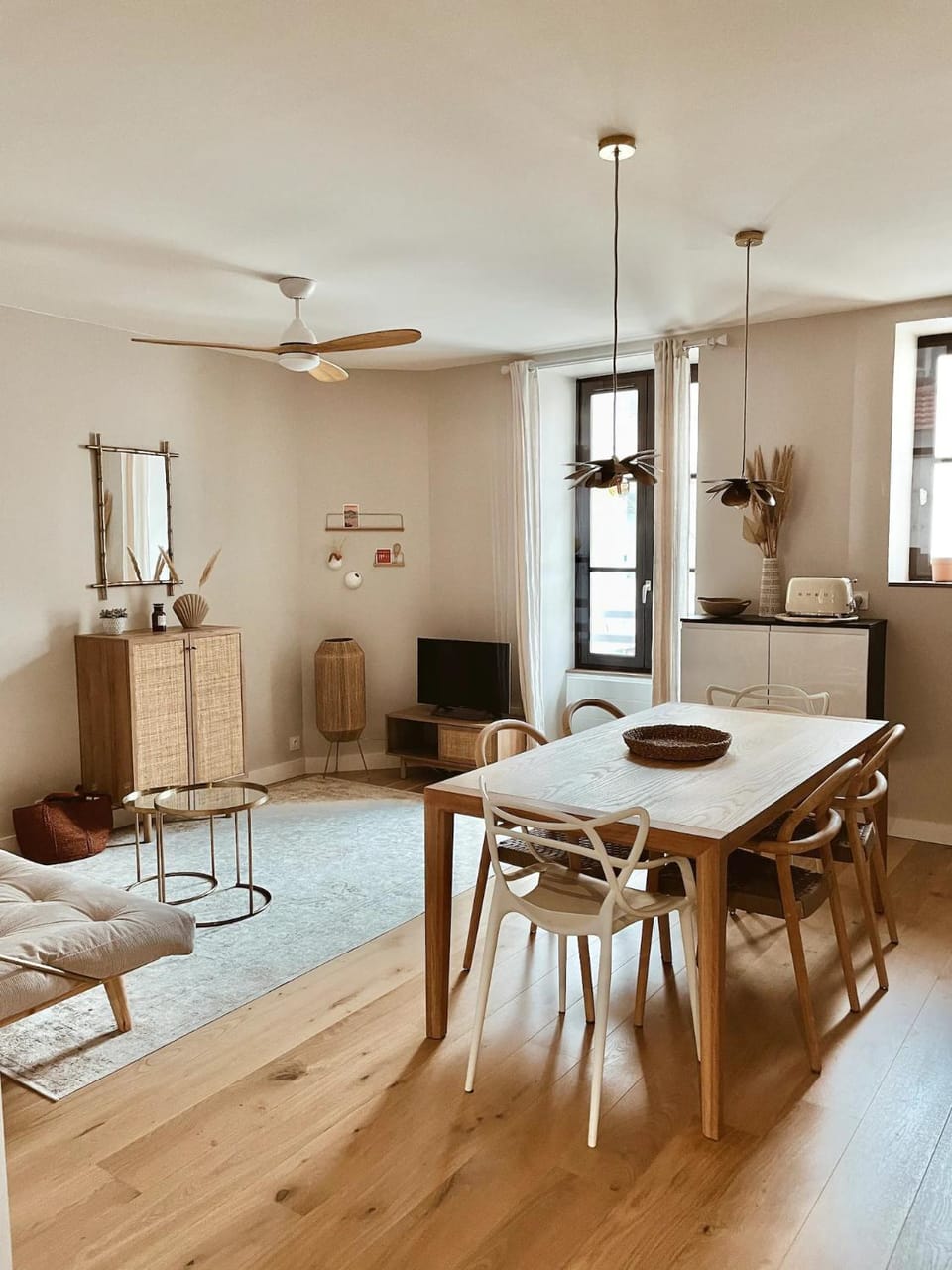 TV and multimedia, Living room, Seating area, Dining area