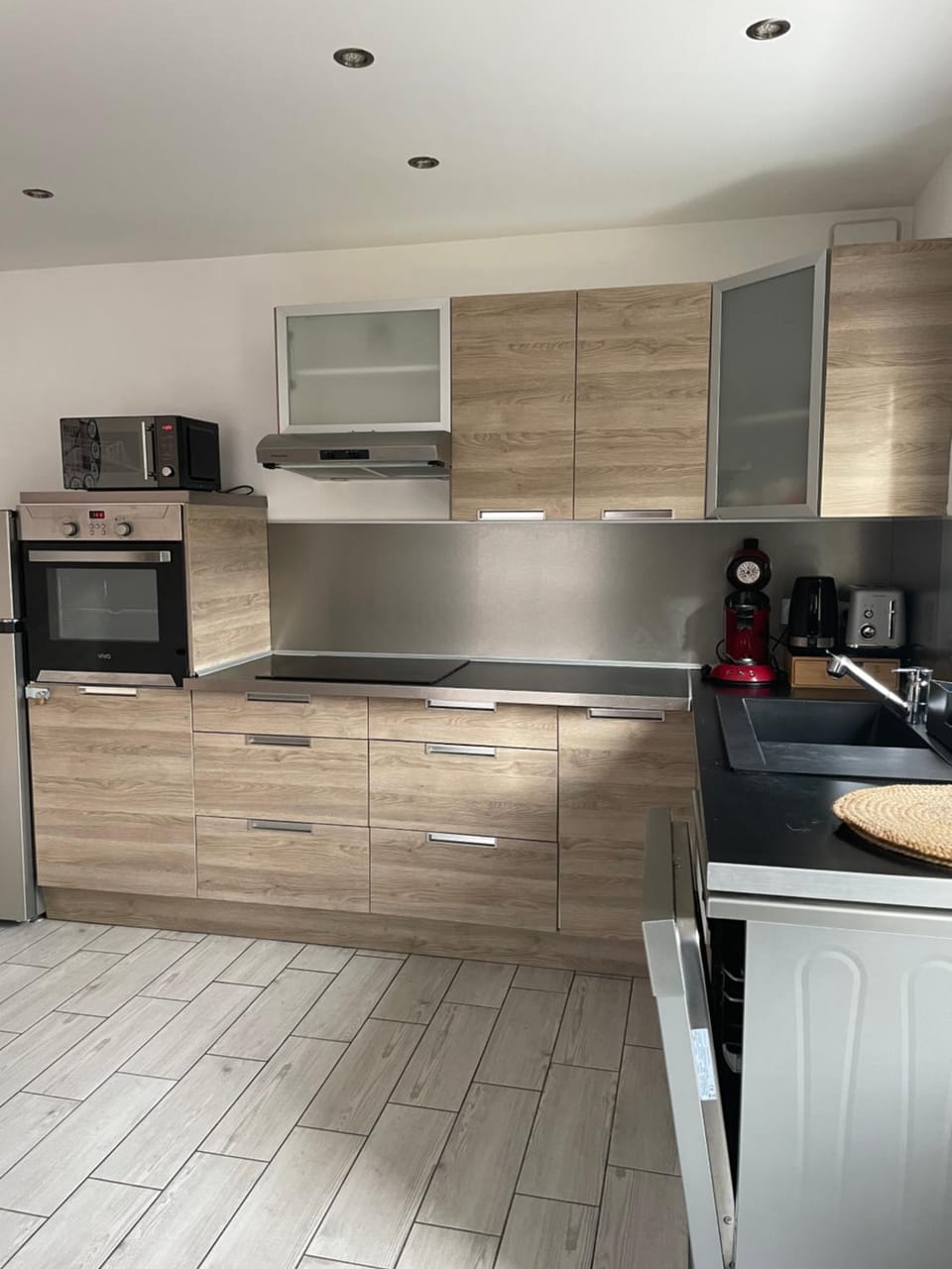 Coffee/tea facilities, dishwasher, oven, stove, toaster