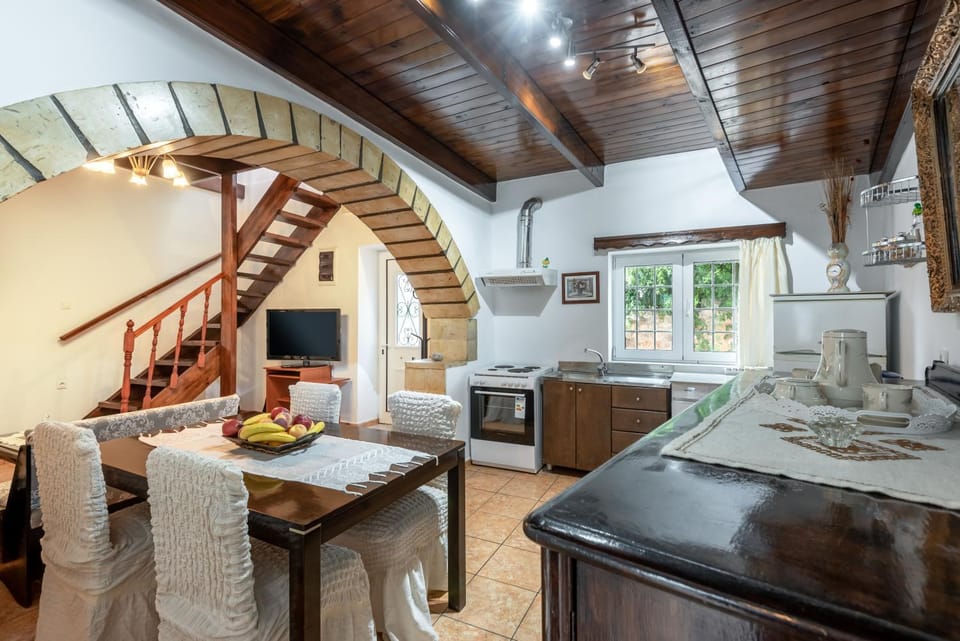 Kitchen or kitchenette, Photo of the whole room, Dining area